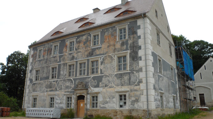 Schloss-Ober-Neundorf-mit-Sgraffito-Dekoration