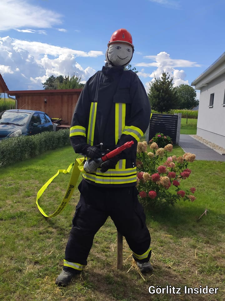 Feuerwehrmann-aus-Stroh-Vogelscheuche-September-2022-1