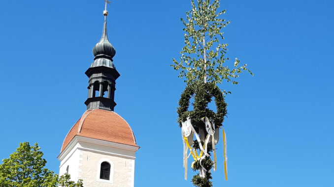 Maibaum aufstellen Kunnersdorf 2025 Kirchplatz 21 Maibaum aufstellen